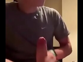 Novinho tocando uma na webcam