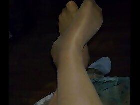 Nylonfüße am Abend